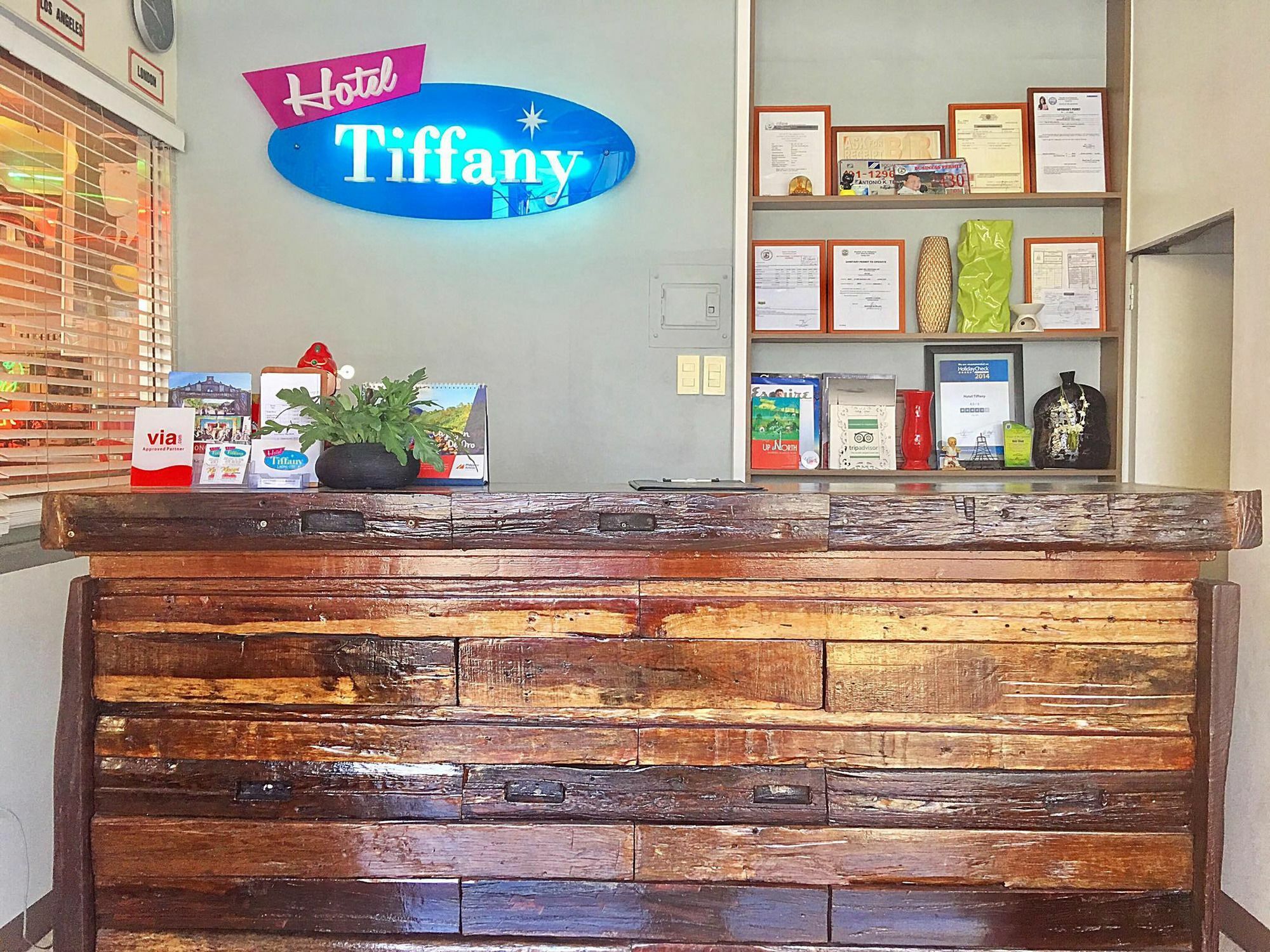 Hotel Tiffany Лаоаг Экстерьер фото